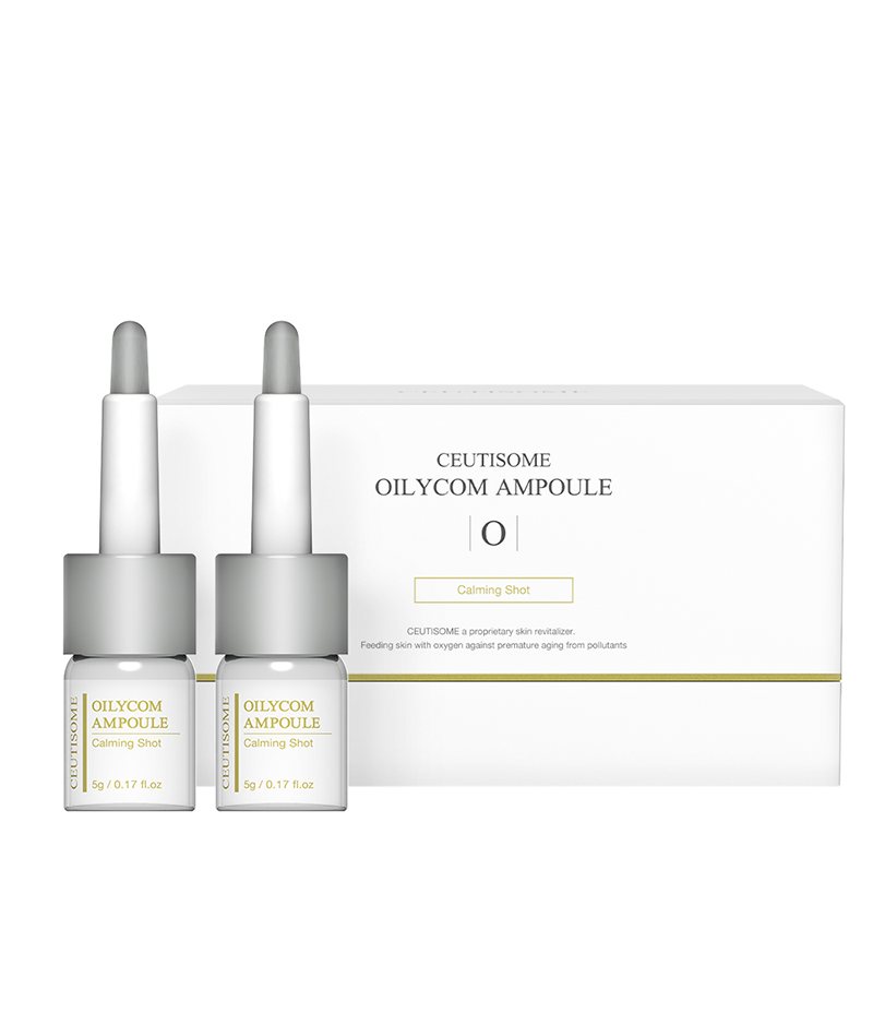 Ceutisome Oilycom Fusion Shot vials in use on the face / Ceutisome Oilycom Fusion Shot 安瓶使用示範