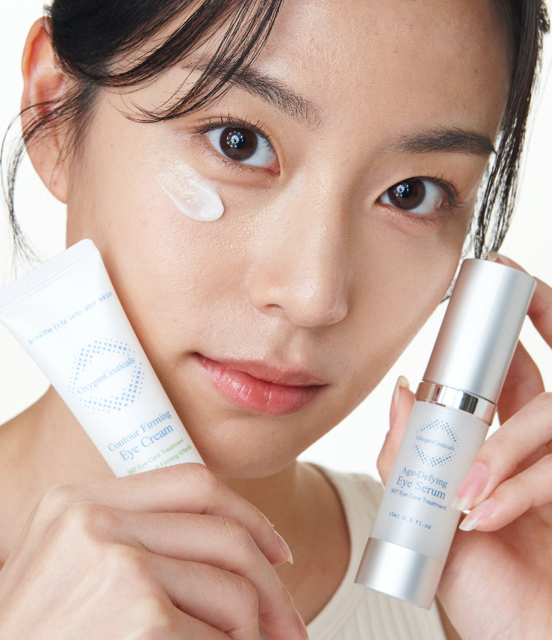 Model applying the 360 Eye Perfection Duo around the eye area / 模特兒示範使用 360 Eye Perfection Duo 眼部套裝