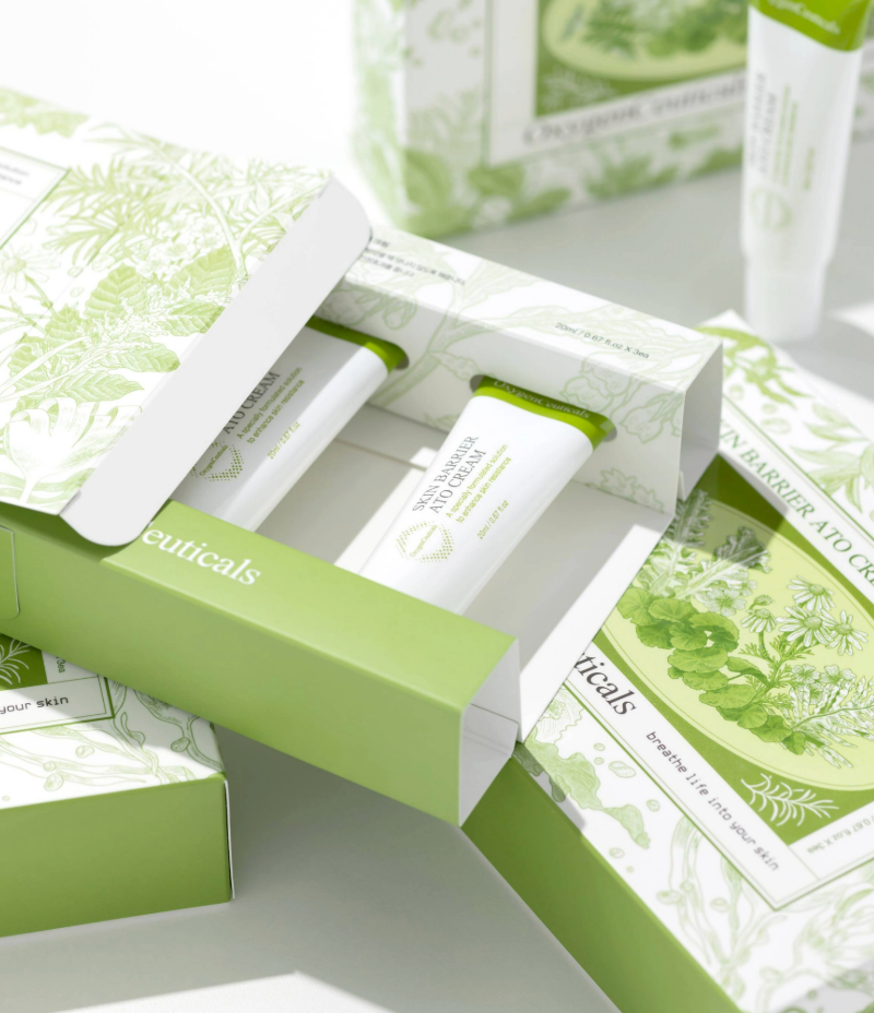 Skin Barrier Ato Cream Special Edition tube held in hand / 手持 Skin Barrier Ato Cream 安心霜特別版