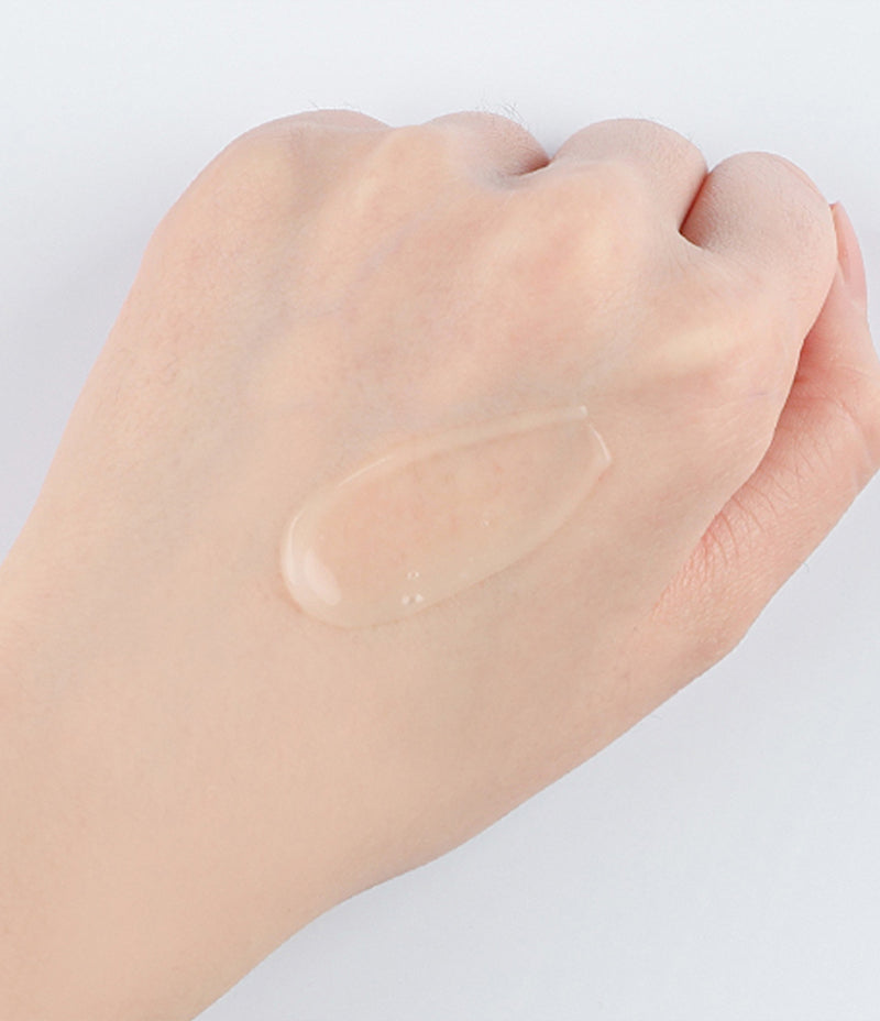 Age Defying Essence Forte silky texture on hand / Age Defying Essence Forte 質地手背示範
