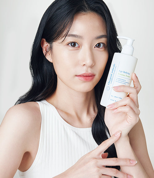 Model applying Age Defying Essence Forte to face / 模特兒示範塗抹 Age Defying Essence Forte