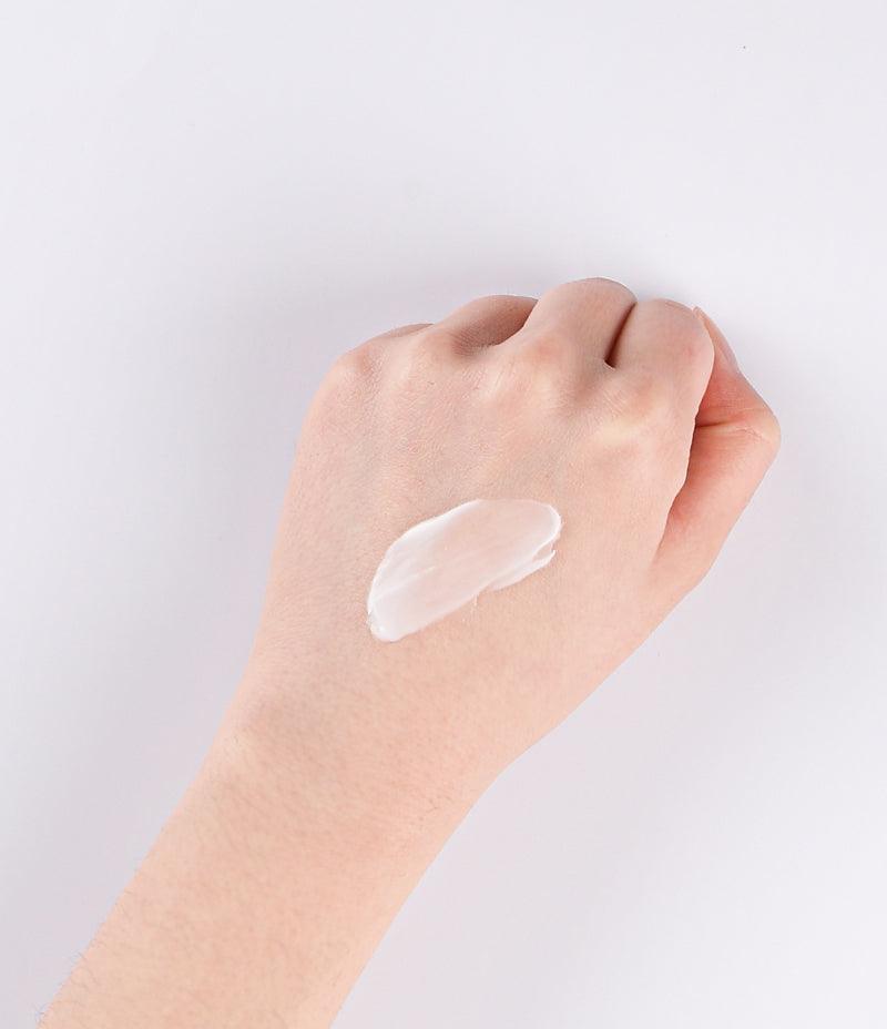 Anti Oxidant Cream texture swatch showing rich cream finish / Anti Oxidant Cream 質地示範 豐潤面霜