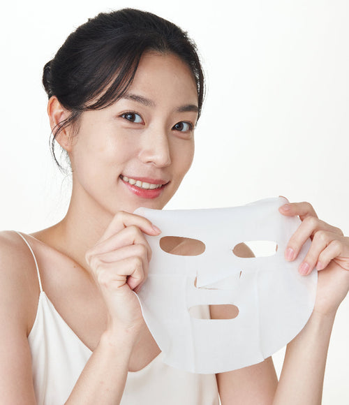 Model wearing Ceutisome CC Mask cooling sheet on face / 模特兒敷住 Ceutisome CC Mask 清涼面膜
