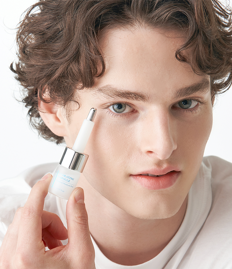 Model applying the Ceutisome H Trial Kit ampoule mix / 模特兒示範使用 Ceutisome H Trial Kit 安瓶