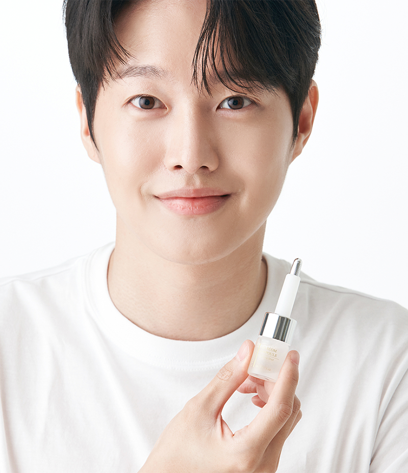 Model applying the Ceutisome O Trial Kit ampoule mix / 模特兒示範使用 Ceutisome O Trial Kit 安瓶