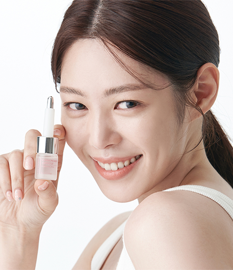 Model applying the Ceutisome P Trial Kit ampoule mix / 模特兒示範使用 Ceutisome P Trial Kit 安瓶
