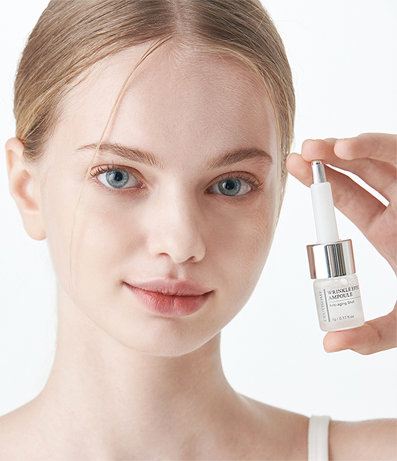 Model applying the Ceutisome W Trial Kit ampoule mix / 模特兒示範使用 Ceutisome W Trial Kit 安瓶