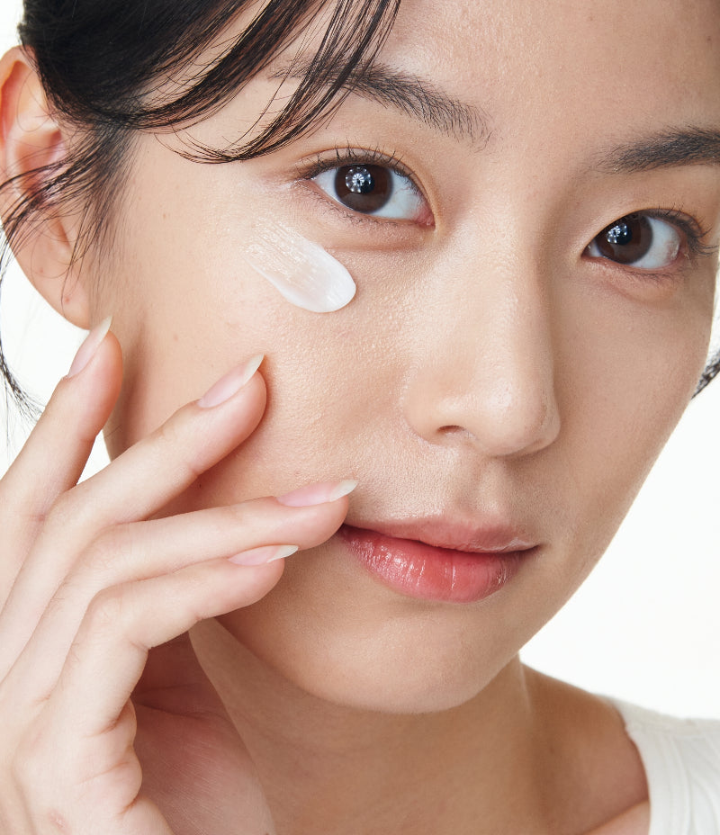 Model applying Contour Firming Eye Cream around the eye area / 模特兒示範將緊緻眼霜輕點眼周