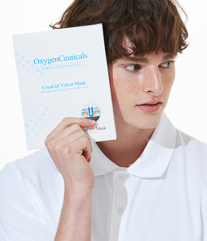 Model wearing CryoGel Velvet Mask gel sheet on face / 模特兒敷住 CryoGel Velvet Mask 啫喱面膜
