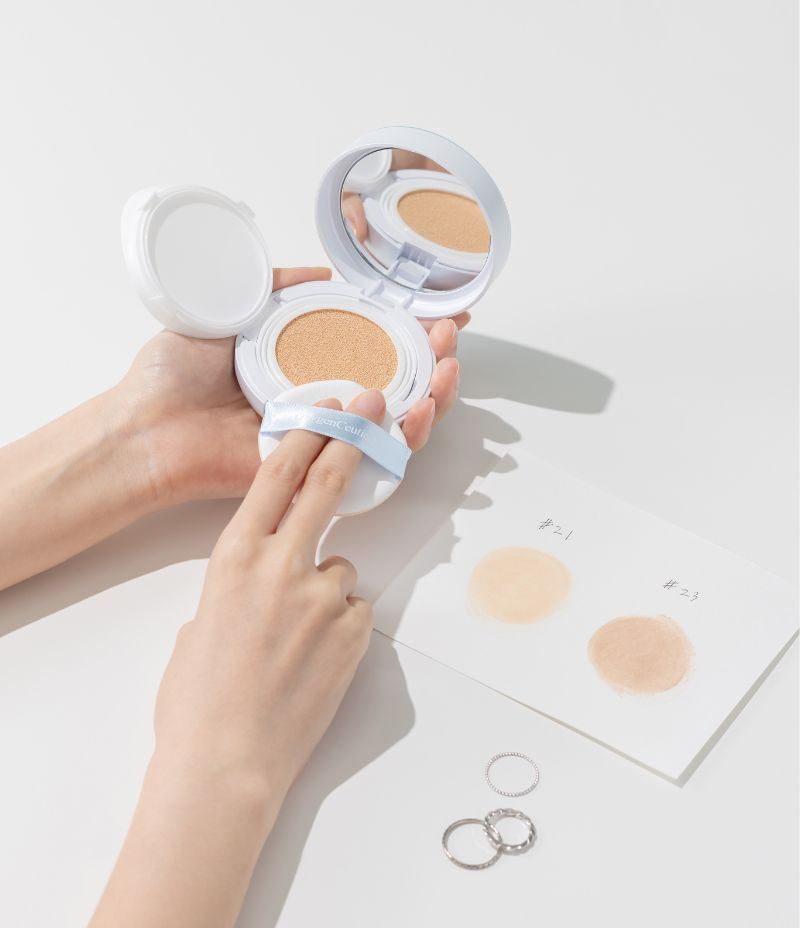 O2 Foundation Cushion shade comparison Light Beige 21 and Natural Beige 23 / O2 Foundation Cushion 21 同 23 號色對比