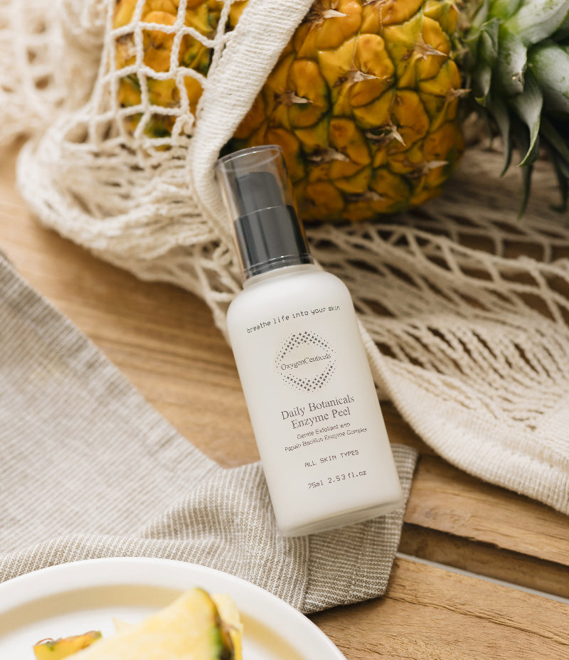 Daily Botanicals Enzyme Peel with fresh pineapple showing enzyme source / Daily Botanicals Enzyme Peel 菠蘿酵素來源概念圖