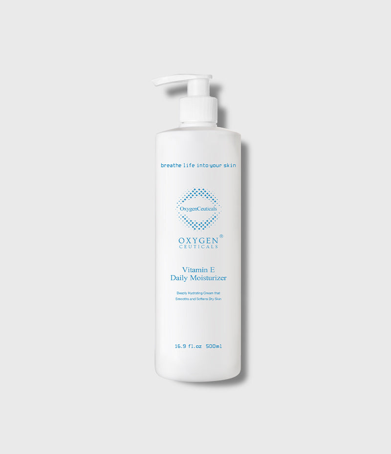 Vitamin E Daily Moisturizer 白色按压泵瓶正面，标签写有 Deeply Hydrating Cream that Smooths and Softens Dry Skin 及 16.9 fl.oz 500ml