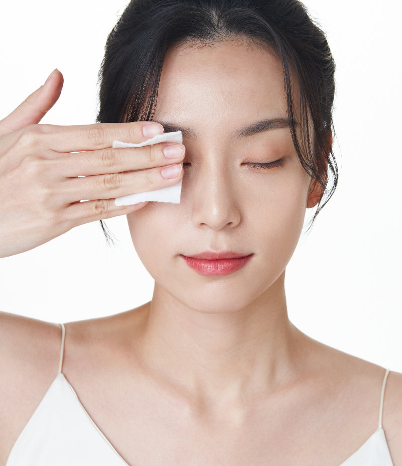 Model removing waterproof eye makeup with a soaked cotton pad / 模特兒用化妝棉卸走防水眼妝