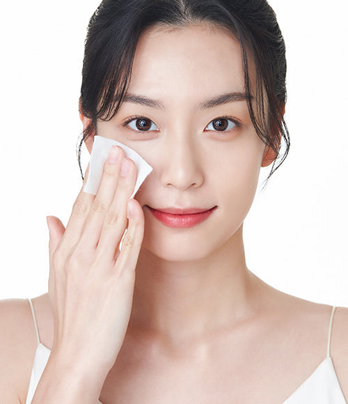 Model massaging Double Makeup Remover onto cheek / 模特兒示範用 Double Makeup Remover 按摩面頰