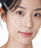 模特兒示範塗抹 Double Peel 避開眼周