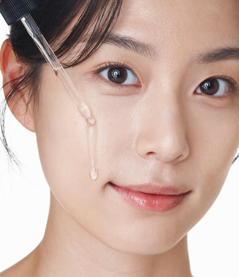 Model applying Double Peel to face avoiding eye area / 模特兒示範塗抹 Double Peel 避開眼周