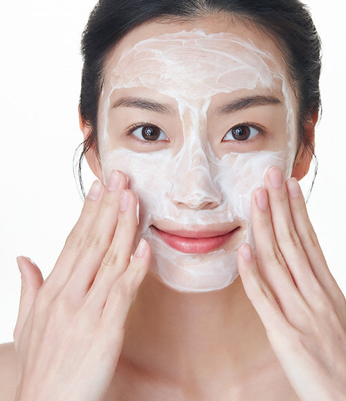 Model massaging Gentle Facial Cleansing Lotion onto face / 模特兒示範用 Gentle Facial Cleansing Lotion 潔面