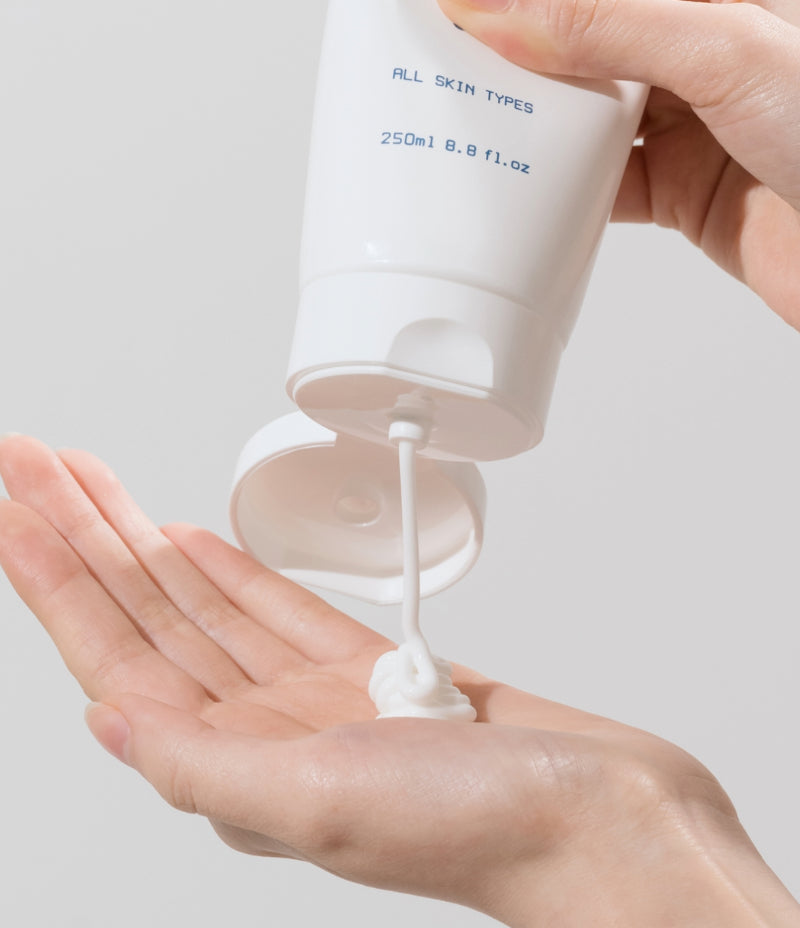 Gentle Facial Cleansing Lotion milky texture on hand / Gentle Facial Cleansing Lotion 乳狀質地手上示範