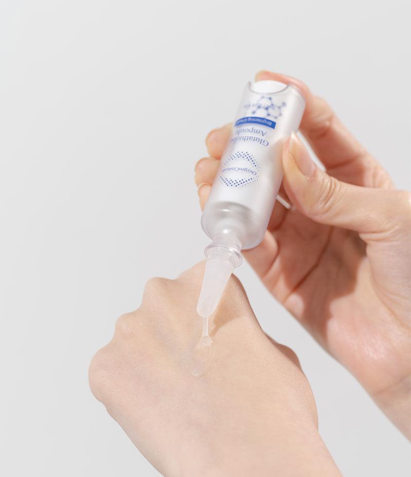 Hand holding a Glutathione Ampoule vial showing single dose size / 手持 Glutathione Ampoule 單支安瓶 示範份量