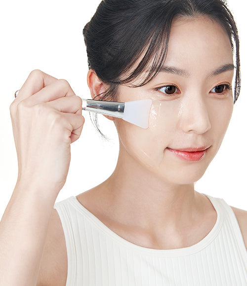 Model applying Oxygen HA Gel showing clear gel texture / 模特兒示範塗抹 Oxygen HA Gel 透明啫喱質地