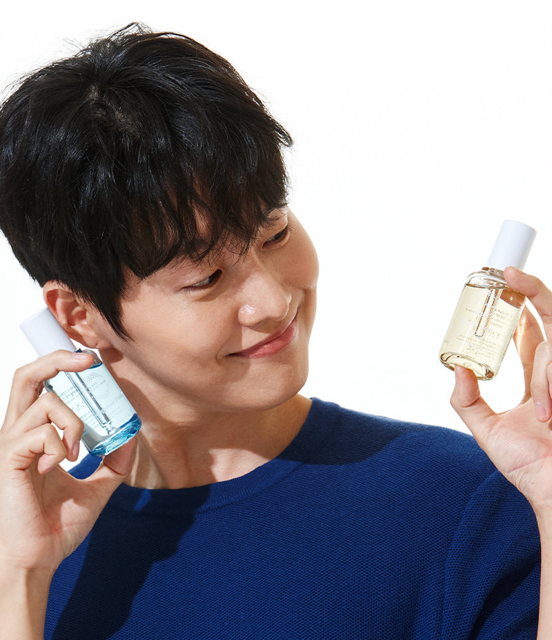 Model holding Herbal Fluid and Couperose Fluid ampoules / 模特兒手持 Herbal Fluid 同 Couperose Fluid 安瓶