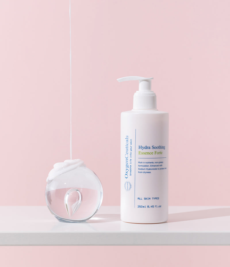 Hydra Soothing Essence Forte concept shot with soothing botanicals / Hydra Soothing Essence Forte 舒緩植物成分概念圖