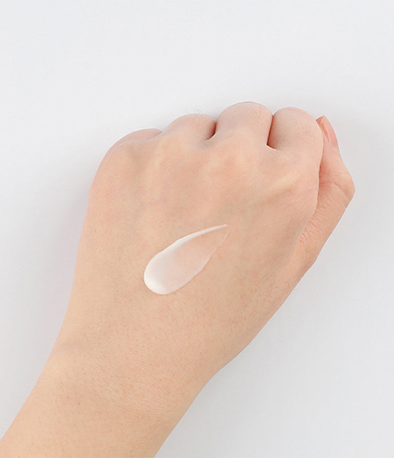 Hydra Soothing Essence Forte milky texture on hand / Hydra Soothing Essence Forte 乳液質地手背示範