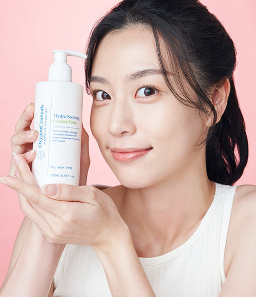Model applying Hydra Soothing Essence Forte to face / 模特兒示範塗抹 Hydra Soothing Essence Forte