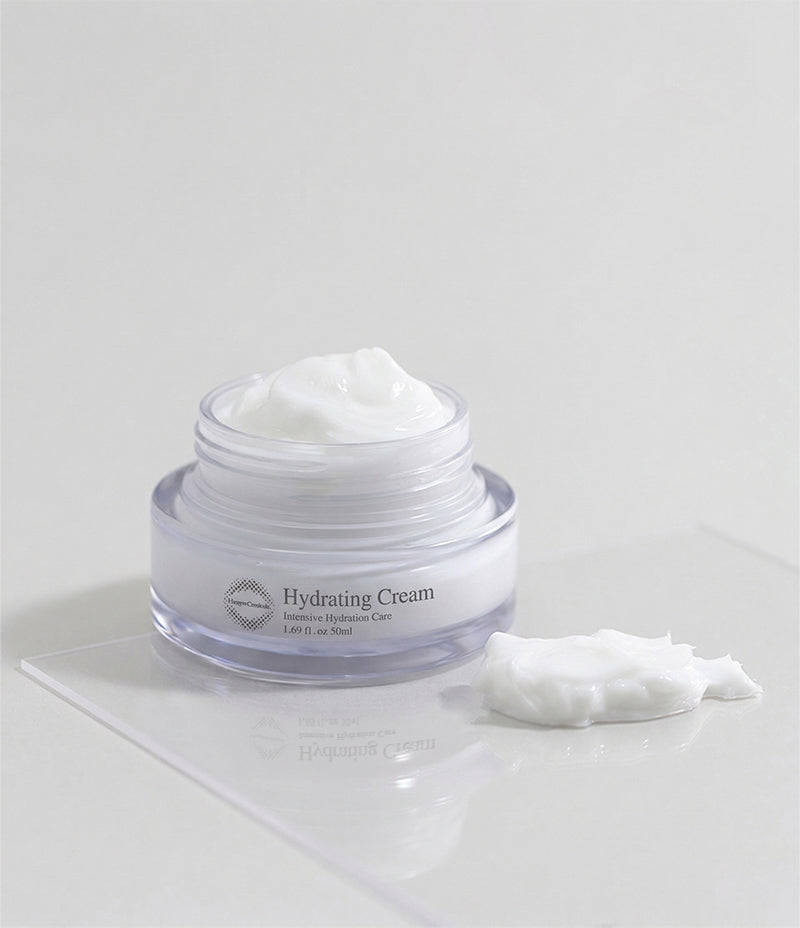 Hydrating Cream concept shot with edelweiss botanical / Hydrating Cream 雪絨花植物概念圖