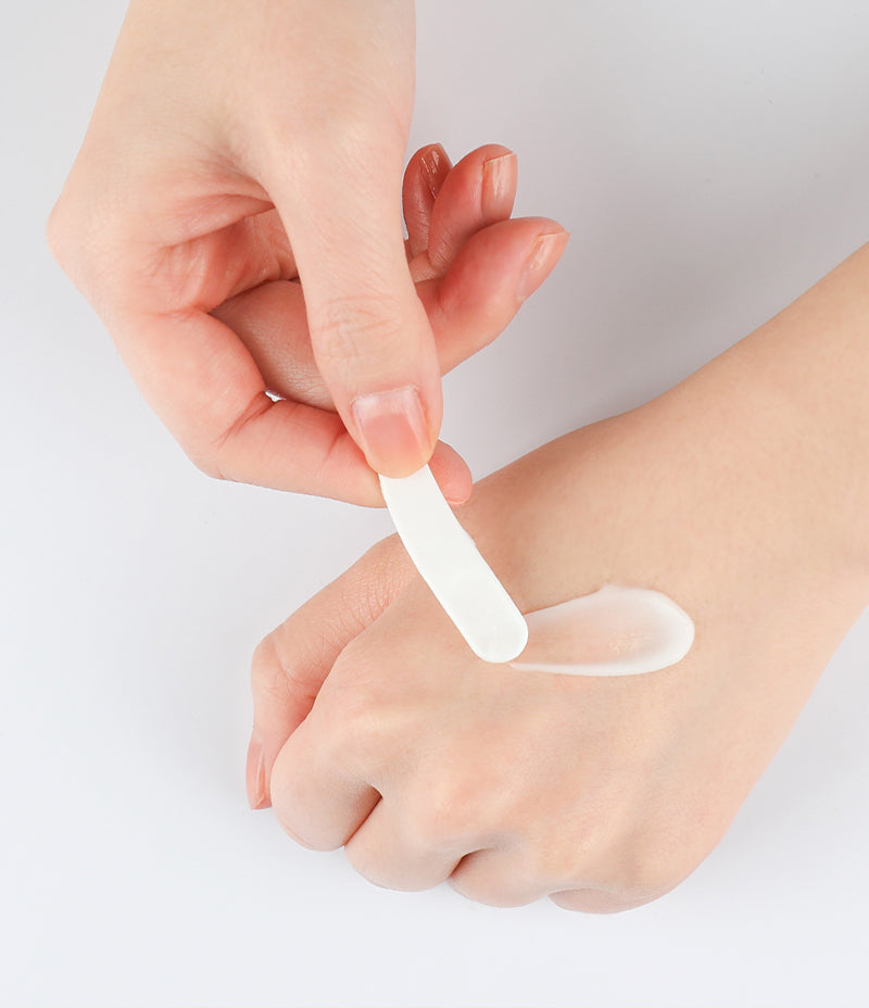 Hydrating Cream texture swatch showing melting cream finish / Hydrating Cream 質地示範 面霜融化效果