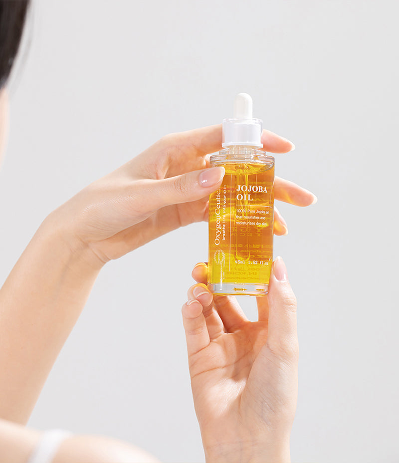 Jojoba Oil golden oil texture and dropper concept shot / Jojoba Oil 金黃油質同滴管概念圖