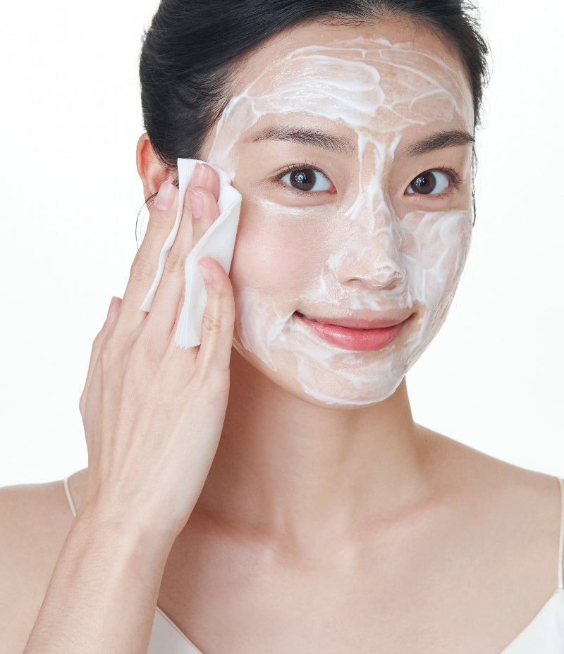 Model wiping off Gentle Facial Cleansing Lotion with a soft cloth / 模特兒用軟布抹走 Gentle Facial Cleansing Lotion