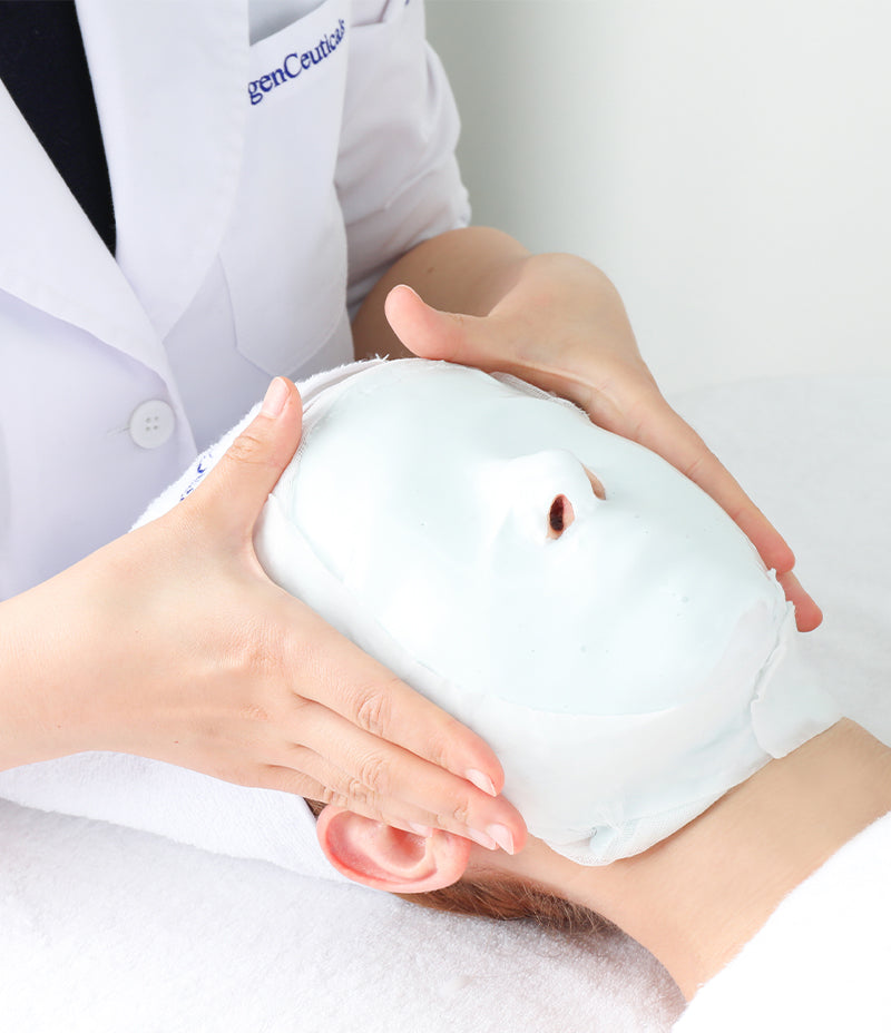 Modeling mask paste being spread onto a model face with a spatula / 用刮刀將軟膜膏塗喺模特兒面上
