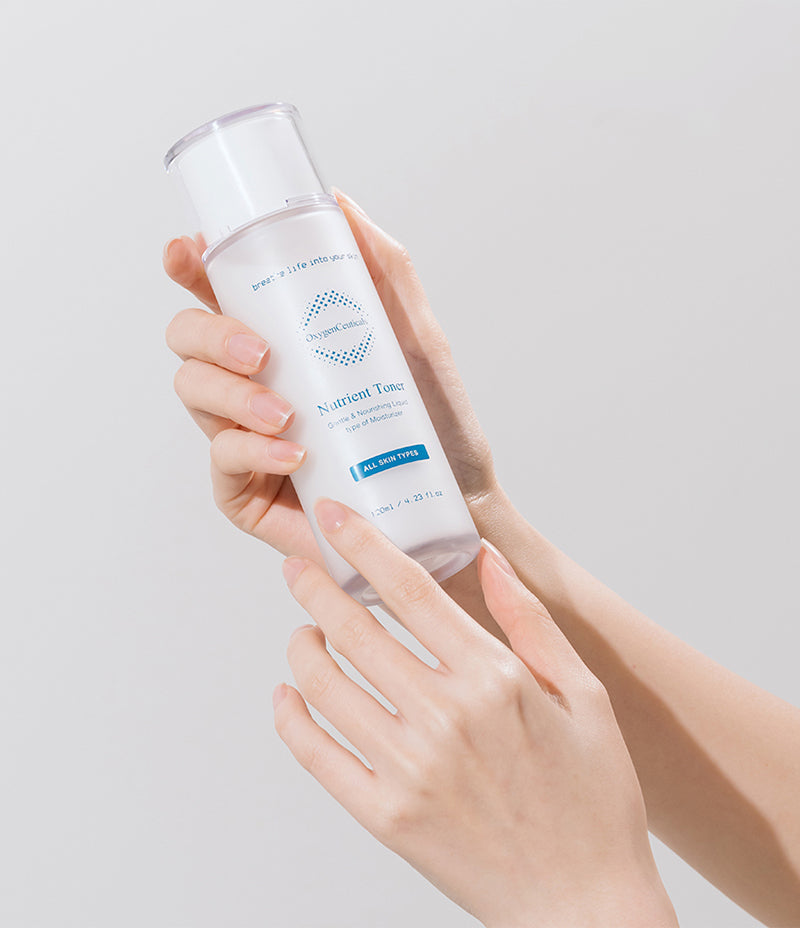 Nutrient Toner milky texture poured on hand / Nutrient Toner 乳液質地手上示範