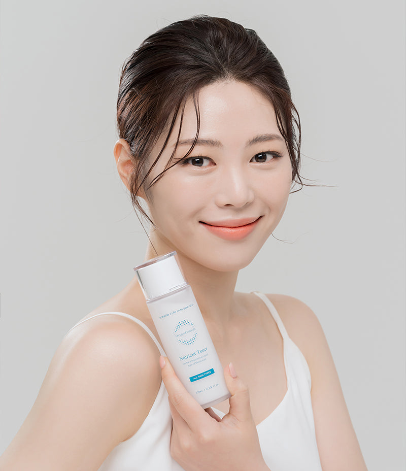Model applying Nutrient Toner after cleansing / 模特兒示範洗面後使用 Nutrient Toner