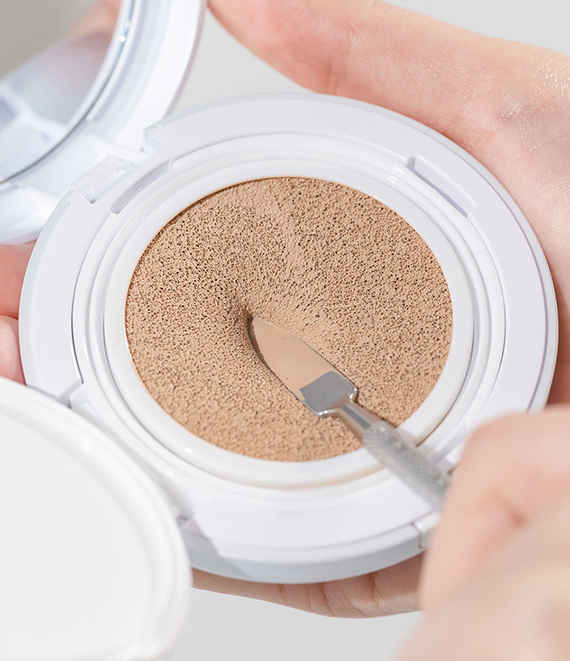 O2 Foundation Cushion texture swatch and puff close-up / O2 Foundation Cushion 質地同粉撲特寫