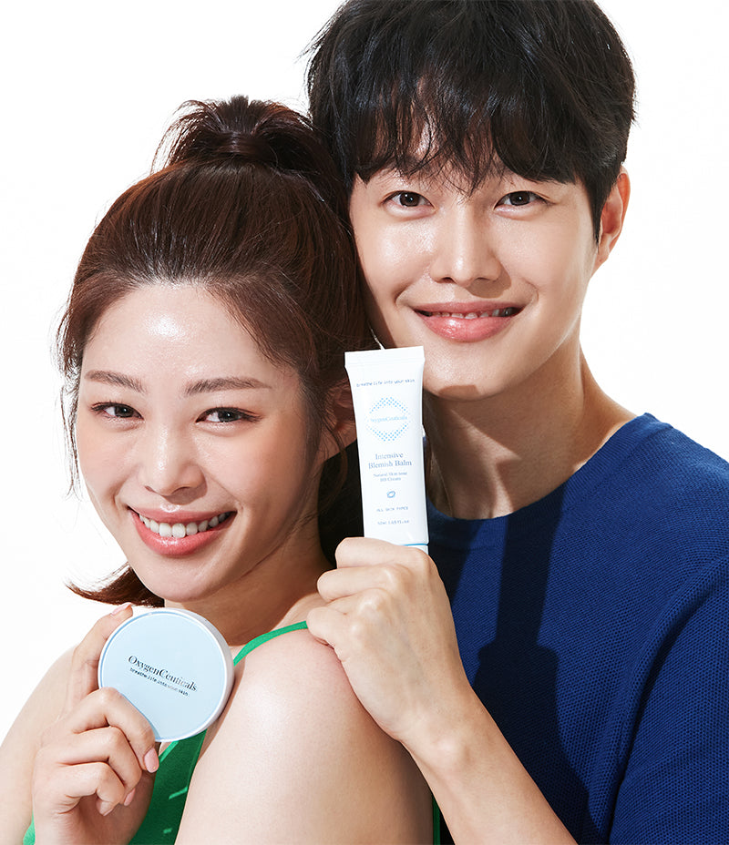 Model holding the O2 Foundation Cushion compact / 模特兒手持 O2 Foundation Cushion 氣墊粉底