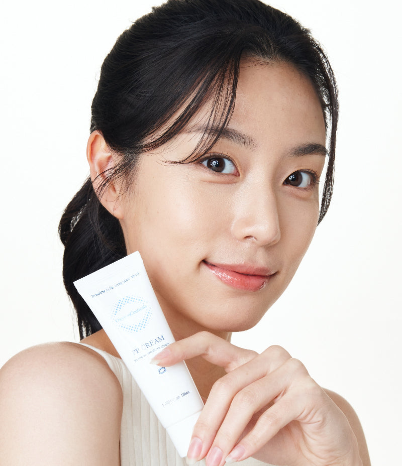 Model applying PP Cream balm to face after treatment / 模特兒示範術後塗抹 PP Cream 修護膏