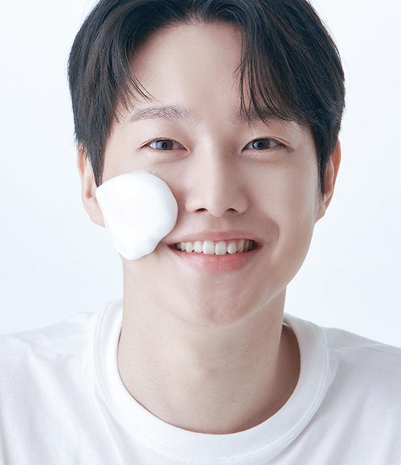 Model with dense Pore Mask foam lathered on face / 模特兒示範 Pore Mask 綿密泡沫敷面