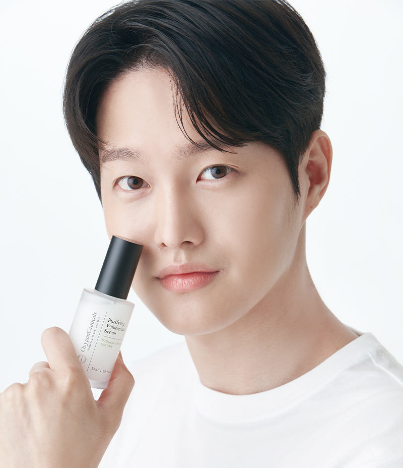 Model applying the Purifying Kit serum step / 模特兒示範使用 Purifying Kit 精華步驟