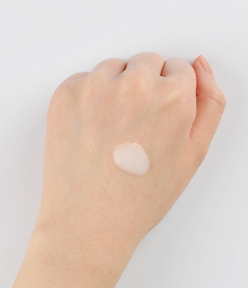 Radiance Essence Forte milky texture on hand / Radiance Essence Forte 乳液質地手背示範