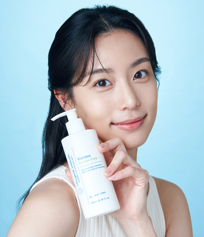 Model applying Radiance Essence Forte brightening essence / 模特兒示範塗抹 Radiance Essence Forte 亮膚乳液精華