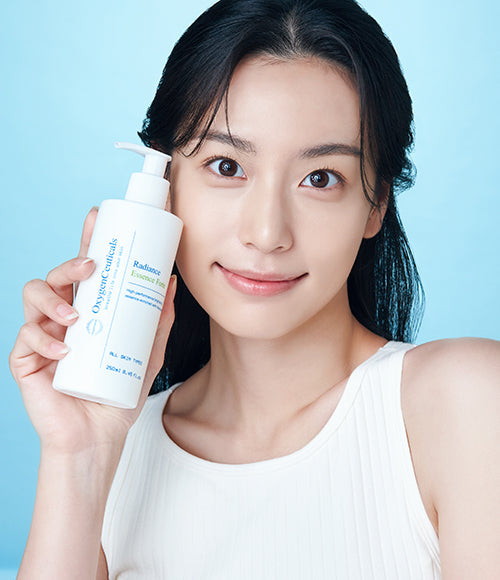 Model using Radiance Essence Forte in daily routine / 模特兒日常使用 Radiance Essence Forte