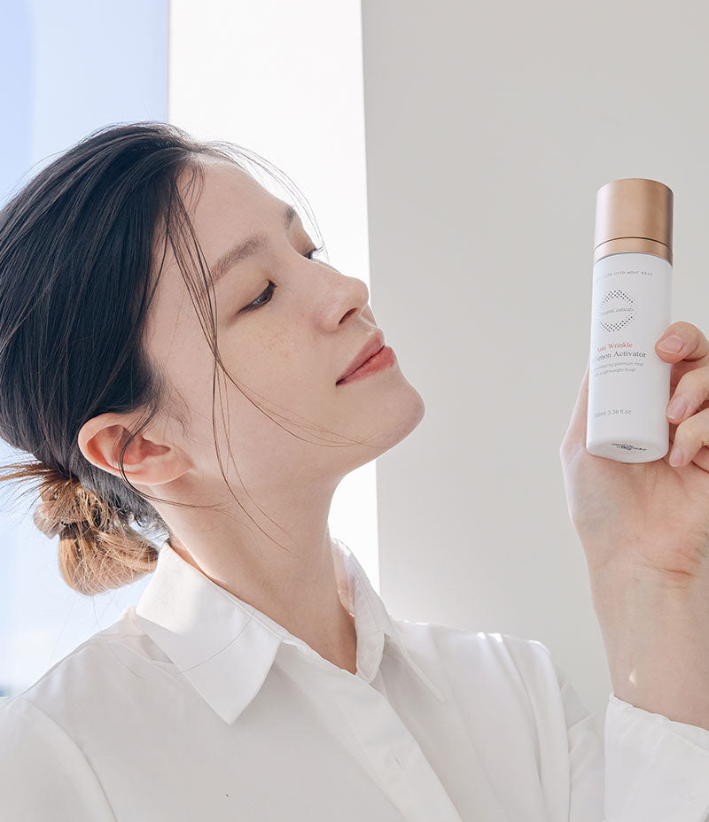 Model misting ReGenon Activator onto face / 模特兒示範噴 ReGenon Activator 安瓶噴霧