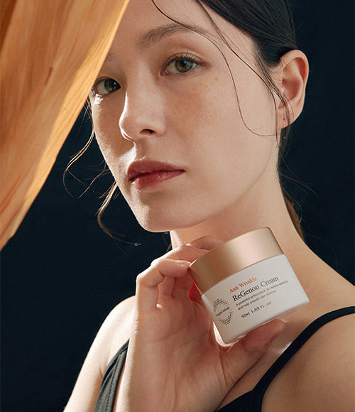 Model applying ReGenon Cream to face / 模特兒示範塗抹 ReGenon Cream 抗氧化面霜