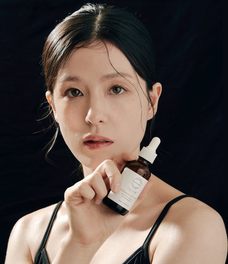 Model applying ReGenon Fill LHA peel to face / 模特兒示範塗抹 ReGenon Fill LHA 換膚精華