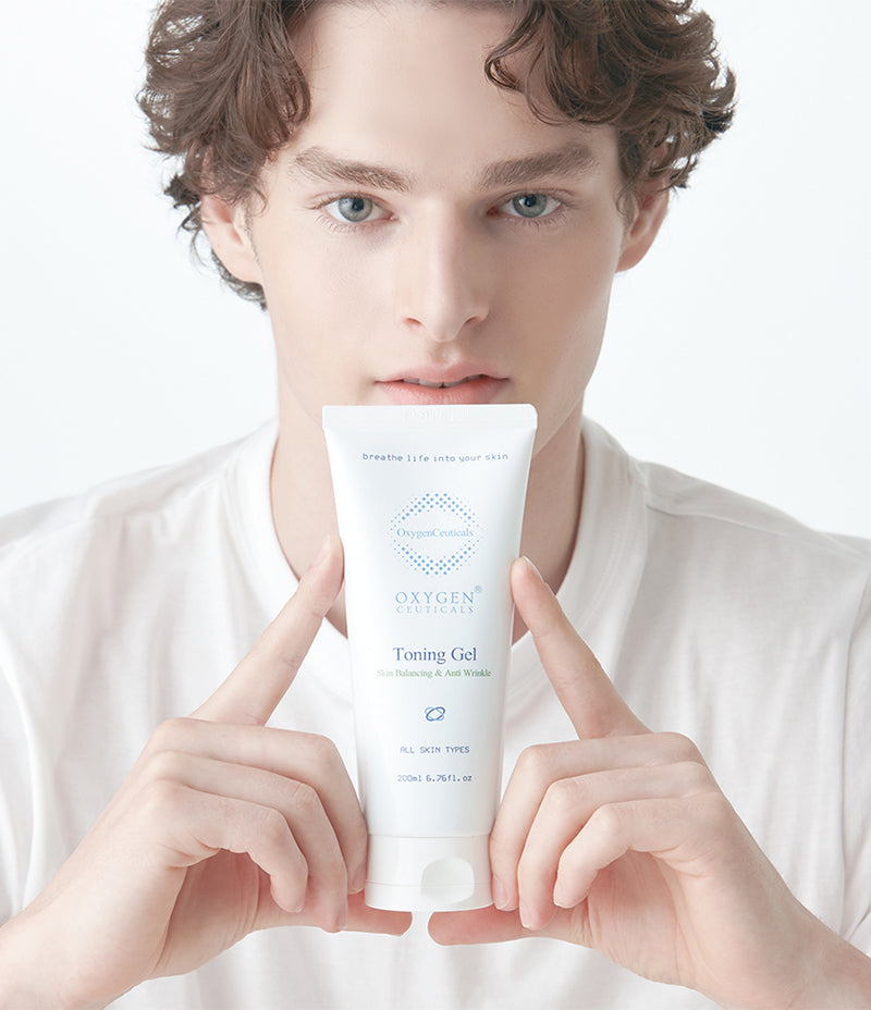 Model applying Toning Gel after cleansing / 模特兒示範洗面後使用 Toning Gel