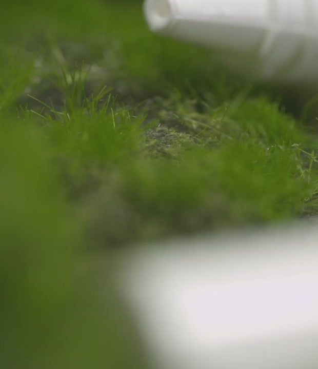 Skin Barrier Ato Cream rich texture on forest-green backdrop / 修護屏障霜質地示範